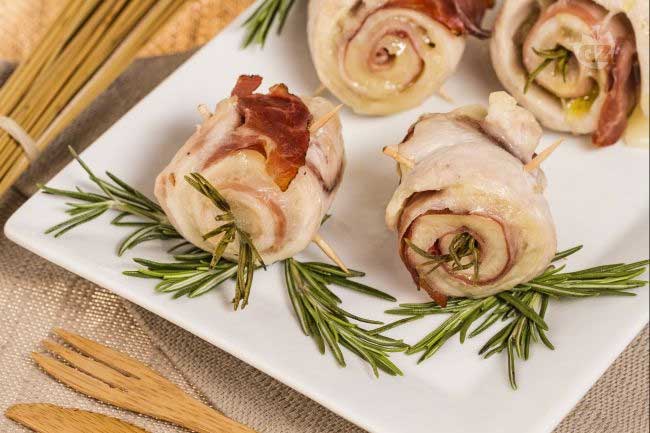 Fagottino di pollo con bacon, rosmarino, salvia e zafferano.