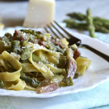 Tagliatelle with wild asparagus, bacon and saffron