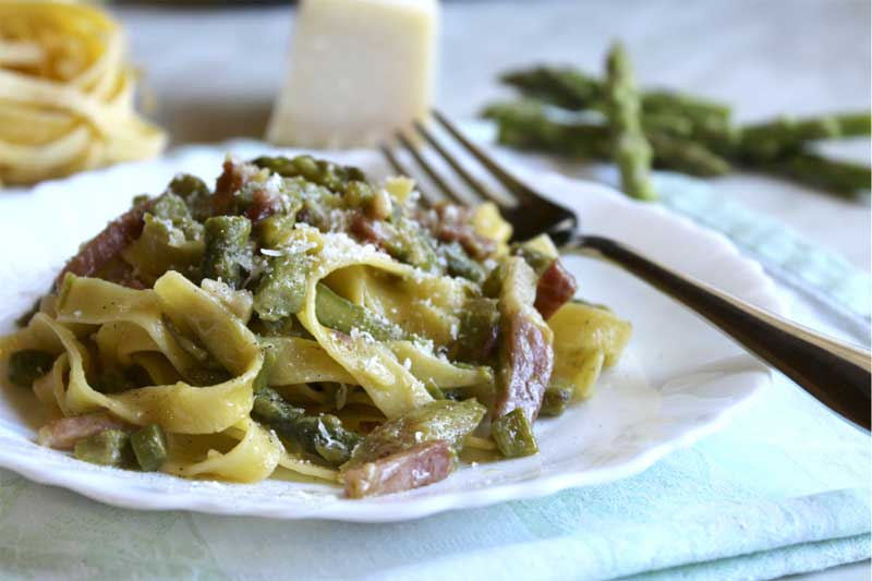 Tagliatelle with wild asparagus, bacon and saffron